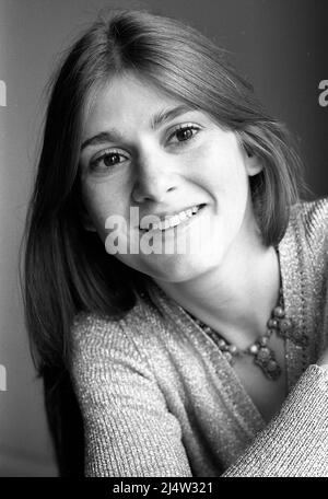 Portrait noir et blanc d'une jeune femme en lumière douce. Banque D'Images