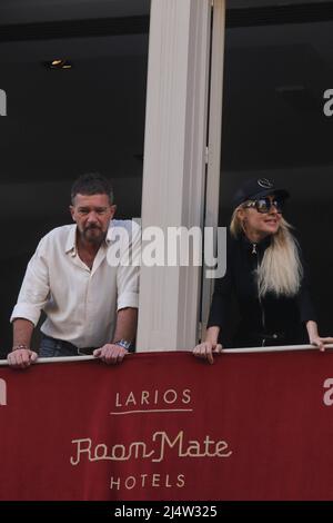 17 de abril del 2020 ( Malaga ) el balcon reservado por el actor malagueño Antonio Banderas ha dado algunas visitas este ultimo dia de semana santa de Malaga, con la visita del actor Turco Kerem Bursin, la actriz Cayetana Guillen Cuervo junto a su marido, siempre acomppañada de su novia y pareja réel Nicole Kimpel. Credit: CORMON PRESSE/Alamy Live News Banque D'Images