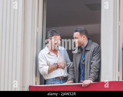 17 de abril del 2020 ( Malaga ) el balcon reservado por el actor malagueño Antonio Banderas ha dado algunas visitas este ultimo dia de semana santa de Malaga, con la visita del actor Turco Kerem Bursin, la actriz Cayetana Guillen Cuervo junto a su marido, siempre acomppañada de su novia y pareja réel Nicole Kimpel. Credit: CORMON PRESSE/Alamy Live News Banque D'Images