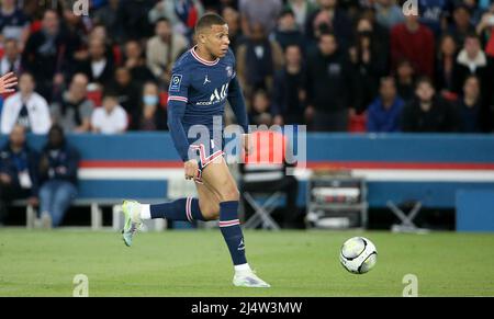 Paris, France. 17th avril 2022. Kylian Mbappe du PSG lors du championnat français Ligue 1, match de football entre Paris Saint-Germain (PSG) et l'Olympique de Marseille (OM) le 17 avril 2022 au stade du Parc des Princes à Paris, France - photo Jean Catuffe/DPPI crédit: DPPI Media/Alay Live News Banque D'Images