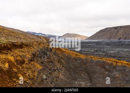 Vue aérienne impressionnante de l'explosion de lave rouge du volcan actif en Islande Banque D'Images