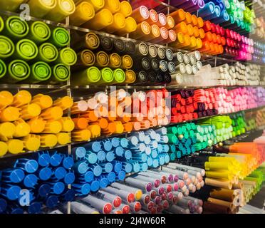 Les marqueurs d'alcool professionnels sont vendus par pièce dans les magasins d'art pour les artistes. Dessiner des marqueurs sur une étagère dans un magasin d'art. Marqueurs d'alcool fond de variété. Mise au point sélective Banque D'Images