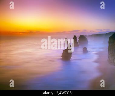 Silhouette des 12 Apôtres au crépuscule, près de Port Campbell, Shipwreck Coast, Great Ocean Road, Victoria, Australie Banque D'Images