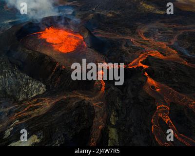 Vue aérienne impressionnante de l'explosion de lave rouge du volcan actif en Islande Banque D'Images