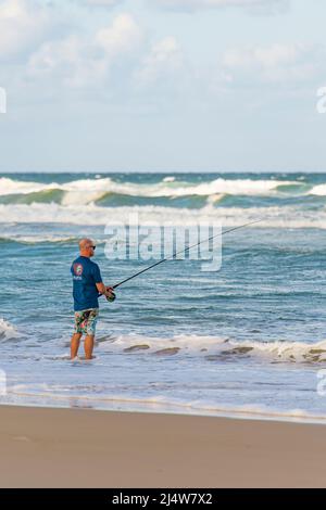 Un pêcheur sur 75 Mile Beach sur la côte est de l'île Fraser. Queensland, Australie. Banque D'Images