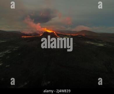 Vue aérienne impressionnante de l'explosion de lave rouge du volcan actif en Islande Banque D'Images