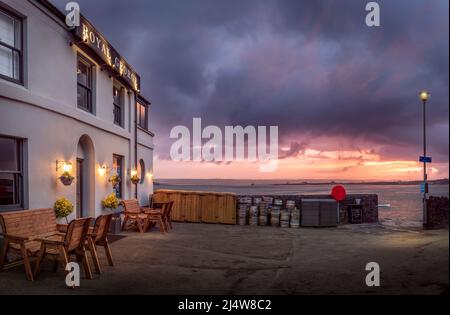 Un spectaculaire lever de soleil le lundi de Pâques au-dessus de la rivière Torridge et du Royal George à West Quay à Appledore, North Devon. Banque D'Images