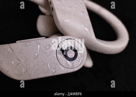 Kiev, Ukraine 07.07.2020 - gros plan nouveau Powerbeats Pro Beats par Dr Dre sur fond sombre Banque D'Images