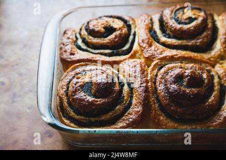 petits pains torsadés doux aux graines de pavot. Faites tourner la brioche avec des graines de pavot. Banque D'Images