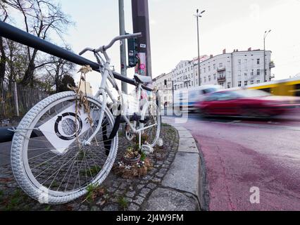 Berlin, Allemagne. 14th avril 2022. Un vélo peint en blanc est relié au coin de Greifswalder Straße et Prenzlauer Berg. Le vélo fantôme est destiné à commémorer une cycliste qui est décédée quelques jours après un accident de la route en mai 2021 à l'âge de 38 ans. Dans le même temps, les automobilistes et les cyclistes devraient être encouragés à être plus prudents. La sécurité routière pour les cyclistes pourrait être accrue par l'introduction obligatoire de systèmes d'assistance au virage sur les camions. Crédit : Soeren Stache/dpa/Alay Live News Banque D'Images