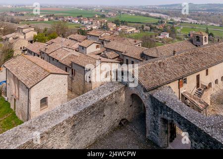 Vue aérienne de Torrechiara et de ses environs depuis le château du même nom, Parme, Italie Banque D'Images