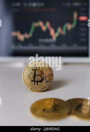 Crypto-monnaie en bitcoin d'or sur fond de tablette avec diagramme de stock. Investissement dans l'argent virtuel. Concept de crypto-monnaie Banque D'Images