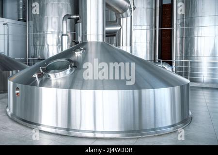 Grands réservoirs en acier pour la fermentation de boissons à base de bière production industrielle de bière et d'alcool Banque D'Images