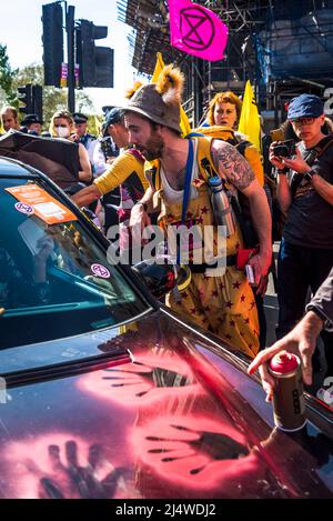 Voiture bloquée avec des empreintes de peinture rouge, nous ne serons pas des spectateurs, une extinction de protestation de la rébellion qui lutte pour la justice climatique, Marble Arch, Londres Banque D'Images