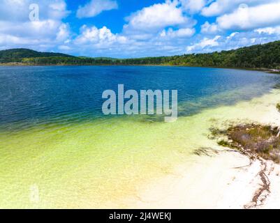 Le lac Birabeen offre aux touristes de l'eau cristalline et du sable blanc doux sur Fraser Island, Queensland, Australie Banque D'Images