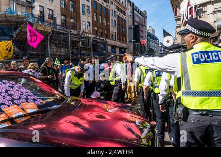 La police arrive dans une voiture bloquée avec des empreintes de peinture rouge sur nous ne serons pas des spectateurs, une manifestation de la rébellion d'extinction qui lutte pour la justice climatique, Banque D'Images