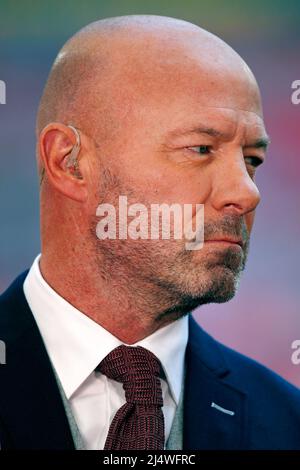 Alan Shearer, présentateur de télévision et ancien footballeur, travaille sur le banc de touche au stade Wembley lors d'un match de football de la FA Cup. Banque D'Images