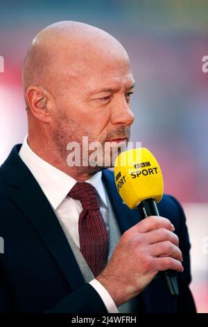 Alan Shearer, présentateur de télévision et ancien footballeur, travaille sur le banc de touche au stade Wembley lors d'un match de football de la FA Cup. Banque D'Images