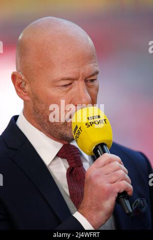 Alan Shearer, présentateur de télévision et ancien footballeur, travaille sur le banc de touche au stade Wembley lors d'un match de football de la FA Cup. Banque D'Images