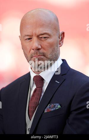 Alan Shearer, présentateur de télévision et ancien footballeur, travaille sur le banc de touche au stade Wembley lors d'un match de football de la FA Cup. Banque D'Images