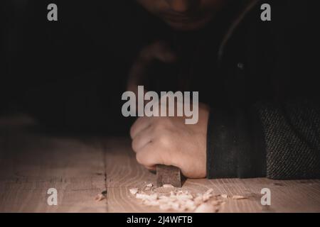 Close up carpenter's hands que travailler avec cutter Banque D'Images