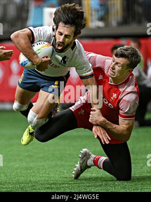 Vancouver, Canada. 17th avril 2022. Pol Pla (L) de l'équipe espagnole et Morgan Williams de l'équipe Wales se disputent le ballon lors d'un match de la dernière journée de la série mondiale HSBC Rugby Sevens Series au stade BC place de Vancouver, au Canada, le 17 avril 2022. Crédit : Andrew Soong/Xinhua/Alay Live News Banque D'Images