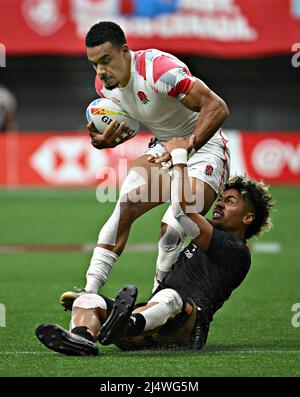 Vancouver, Canada. 17th avril 2022. Joe Browning (L) de l'équipe d'Angleterre et Kitiona Vai de l'équipe de Nouvelle-Zélande se disputent le ballon lors d'un match de la dernière journée de la série mondiale HSBC Rugby Sevens Series au stade BC place de Vancouver, au Canada, le 17 avril 2022. Crédit : Andrew Soong/Xinhua/Alay Live News Banque D'Images