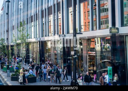 Urban Outfitters Store et Shoppers sur Oxford Street, une célèbre rue commerçante dans le centre de Londres, Angleterre, Royaume-Uni Banque D'Images