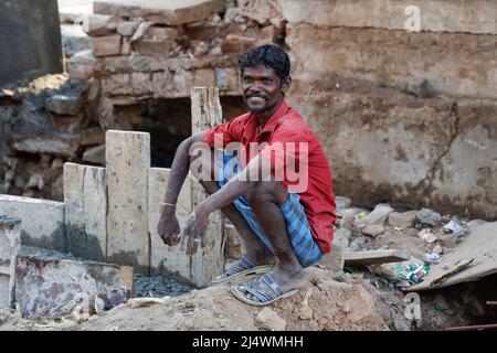 Travailleur indien sur un chantier de construction à Trichy, Tamil Nadu, Inde Banque D'Images