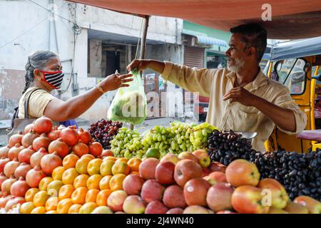 Homme qui vend des fruits de son chariot de bord de route à Trichy, Tamil Nadu, Inde Banque D'Images