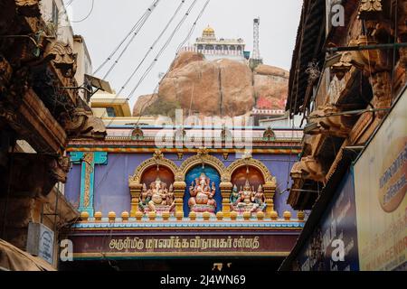 Dans l'entrée en premier plan du temple de Ganesha (temple de Manicka Vinayagar, Malaikottai), en arrière-plan le temple de Rockfort de 7th siècle (Arulmigu Banque D'Images