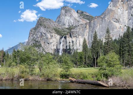 Bridalveil Falls et Cathedral Spires, à Yosemite Valley View, dans le parc national de Yosemite, près de Merced, Californie. Banque D'Images