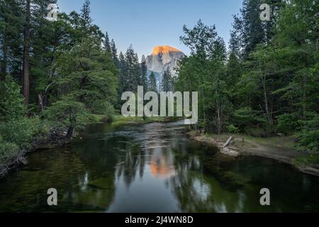 Dernier feu sur Half Dome et la Merced River depuis Sentinel Bridge, dans le parc national de Yosemite, près de Merced, Californie. Banque D'Images