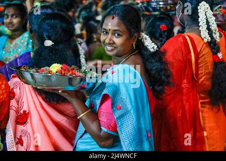 Femme transportant des offrandes à la tête lors d'un festival religieux à Trichy, Tamil Nadu, Inde Banque D'Images