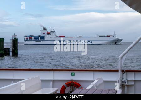 Cuxhaven, Allemagne - 02.25.2022: Transfennica conteneur cargo naviguant dans la mer depuis le port de Cuxhaven lors d'une journée d'hiver gris nuageux. Alimentation c Banque D'Images