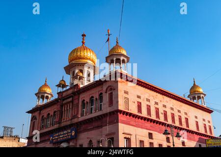 le sikh Saint gurudwara religieuse avec dôme avec ciel bleu clair image est prise à sis ganj sahib gurudwara Old delhi inde le 30 2022 mars. Banque D'Images