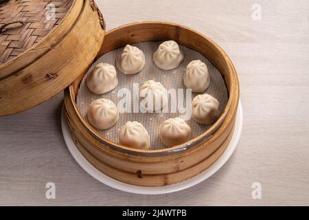 Boulettes de soupe de porc vapeur nommées Xiao long bao xiaolongbao à Taïwan, célèbre gastronomique taïwanais. Banque D'Images