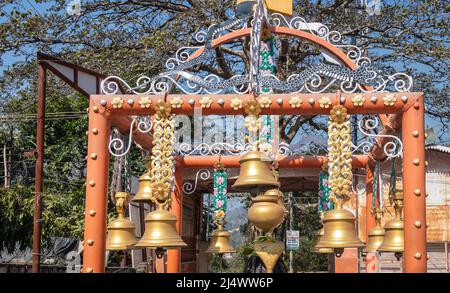 la cloche religieuse Sainte au temple hindou le matin de l'image d'angle plat est prise au temple bhutnath rishikesh uttrakhhand inde le 15 2022 mars. Banque D'Images