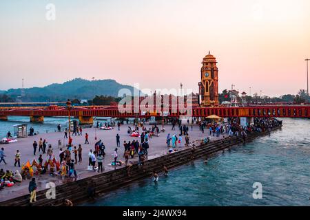 la rive de la rivière ganges avec le dévot courbé le soir à partir de l'image d'angle plat est prise à har ki pauri haridwar uttrakhand inde le 15 2022 mars. Banque D'Images