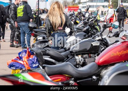 Southend on Sea, Essex, Royaume-Uni. 18th avril 2022. Depuis de nombreuses années, le 'Soutihend Shakedown' est un lundi de Pâques qui se réunit régulièrement sur le front de mer, attirant des milliers de motocyclistes pour leur premier grand tour de l'année, d'où 'Shakedown'. De retour après une pause pour COVID l'événement a apprécié le bon temps du week-end de Pâques. Les femmes parmi les motos Banque D'Images