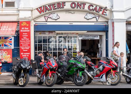 Southend on Sea, Essex, Royaume-Uni. 18th avril 2022. Depuis de nombreuses années, le 'Soutihend Shakedown' est un lundi de Pâques qui se réunit régulièrement sur le front de mer, attirant des milliers de motocyclistes pour leur premier grand tour de l'année, d'où 'Shakedown'. De retour après une pause pour COVID l'événement a apprécié le bon temps du week-end de Pâques. Commerçants de bord de mer Banque D'Images