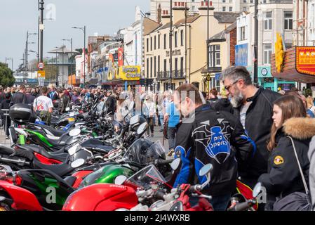 Southend on Sea, Essex, Royaume-Uni. 18th avril 2022. Depuis de nombreuses années, le 'Soutihend Shakedown' est un lundi de Pâques qui se réunit régulièrement sur le front de mer, attirant des milliers de motocyclistes pour leur premier grand tour de l'année, d'où 'Shakedown'. De retour après une pause pour COVID l'événement a apprécié le bon temps du week-end de Pâques Banque D'Images