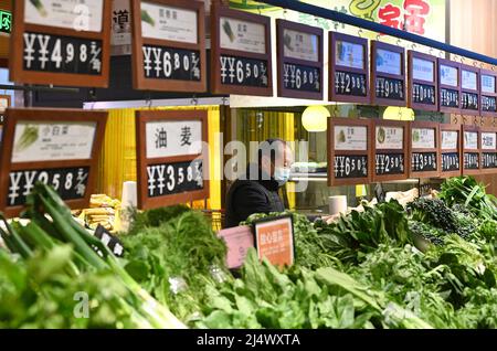 Pékin, province chinoise de Hebei. 16th févr. 2022. Un client magasite des légumes dans un supermarché à Handan, dans la province de Hebei, au nord de la Chine, le 16 février 2022. Credit: Hao Qunying/Xinhua/Alamy Live News Banque D'Images