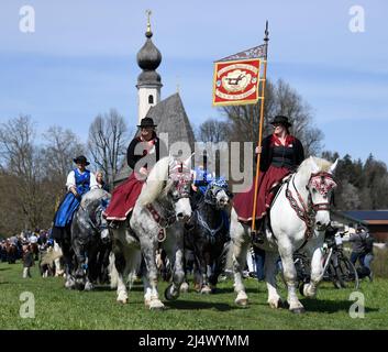 Traunstein, Allemagne. 18th avril 2022. Les participants à la promenade de Saint-Georges de Traunstein à l'église Ettendorf avec des chevaux décorés. Le parcours, qui est l'un des plus grands pèlerinages de Bavière, a été annulé au cours des deux dernières années en raison de la pandémie de Corona. Credit: Uwe Lein/dpa/Alay Live News Banque D'Images