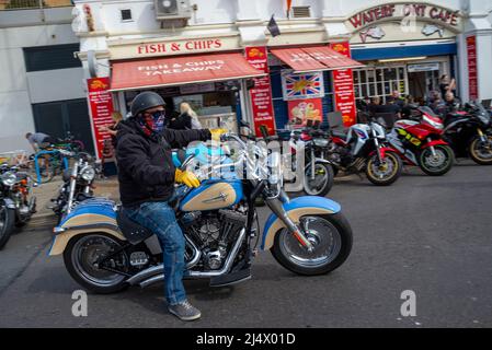 Southend on Sea, Essex, Royaume-Uni. 18th avril 2022. Depuis de nombreuses années, le 'Soutihend Shakedown' est un lundi de Pâques qui se réunit régulièrement sur le front de mer, attirant des milliers de motocyclistes pour leur premier grand tour de l'année, d'où 'Shakedown'. De retour après une pause pour COVID l'événement a apprécié le bon temps du week-end de Pâques Banque D'Images