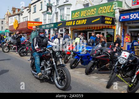 Southend on Sea, Essex, Royaume-Uni. 18th avril 2022. Depuis de nombreuses années, le 'Soutihend Shakedown' est un lundi de Pâques qui se réunit régulièrement sur le front de mer, attirant des milliers de motocyclistes pour leur premier grand tour de l'année, d'où 'Shakedown'. De retour après une pause pour COVID l'événement a apprécié le bon temps du week-end de Pâques. Commerçants de bord de mer Banque D'Images