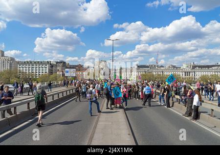 Extinction manifestation de la rébellion sur le pont Waterloo contre l'utilisation des combustibles fossiles et pour sensibiliser le public aux changements climatiques. Londres - 15th avril 2022 Banque D'Images