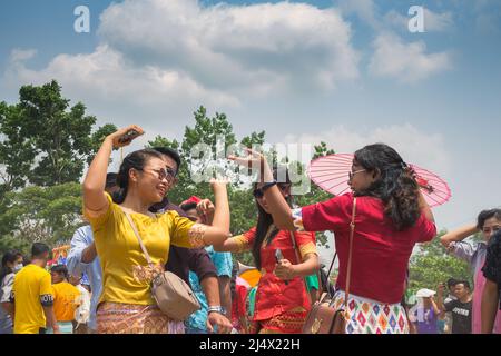 Bangladesh. 16th avril 2022. Célébrations de Sangrai au Bangladesh le 16 avril 2022. En thaï, la « transition » signifie le changement. Sangrai signifie en fait dire Au revoir à la vieille année et accueillir la nouvelle année. Dans le même temps, la nouvelle saison de culture zoom dans les Chittagong Hill Tracts commence après Sangrai. Sangrai est principalement célébré par des festivals de l'eau. (Photo de Sumon Das/Pacific Press/Sipa USA) crédit: SIPA USA/Alay Live News Banque D'Images