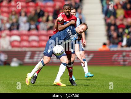 Jordan Rhodes (devant) de Huddersfield Town et Anfernee Dijksteel de Middlesbrough se battent pour le ballon lors du match du championnat Sky Bet au stade Riverside, à Middlesbrough. Date de la photo: Lundi 18 avril 2022. Banque D'Images