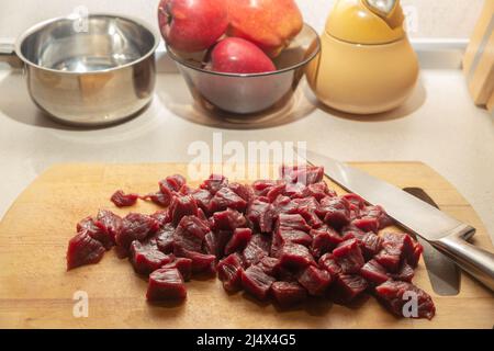 Steaks de bœuf frais, coupés en morceaux sur une planche à découper en bois. Cuisiner à la maison. Banque D'Images